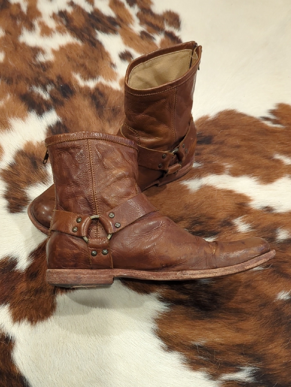 Frye Phillip Harness classic ankle boot featuring a Vintage Leather Construction - Picture 11 of 16